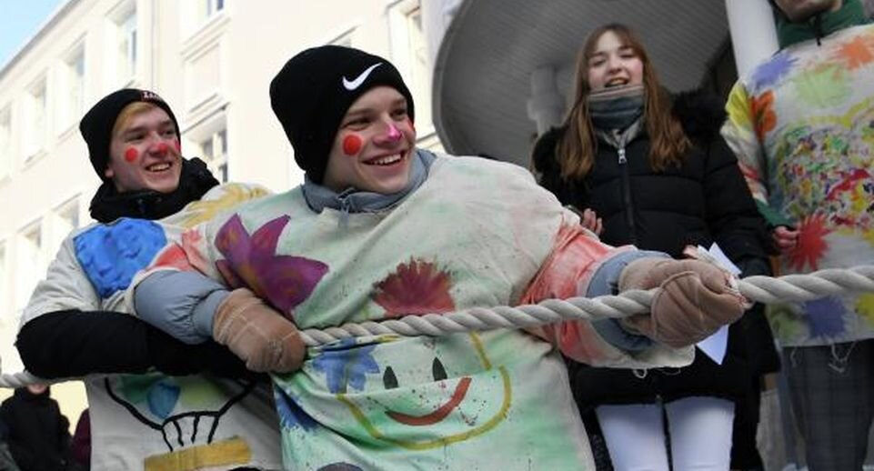     Студенты университета управления «ТИСБИ» в Татарстане участвуют в соревнованиях по перетягиванию каната в Татьянин день