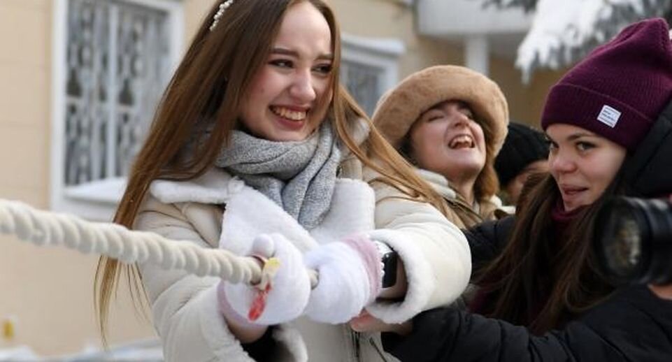     Студентки университета управления «ТИСБИ» участвуют в соревнованиях по перетягиванию каната в Татьянин день