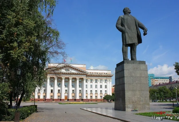 В И Ленин Центральная площадь Тюмень. Памятник Ленину в Тюмени. Статуя Ленина в Тюмени. Памятник Владимиру Ильичу Тюмень.