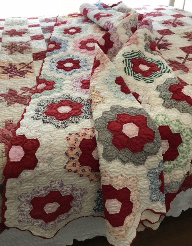 лоскутное одеяло "шестиугольник" 1930-х годов - великолепное использование красного с розовой серединкой