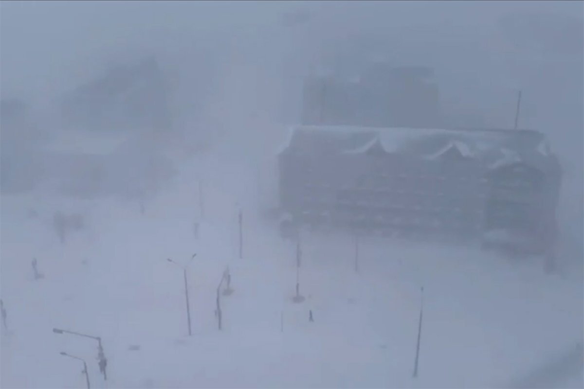    Аэропорт Южно-Сахалинска закрыли на сутки на фоне снежного циклона