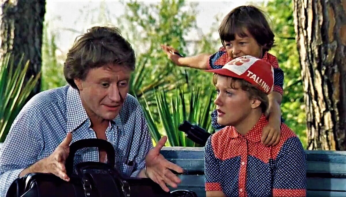 «Будьте моим мужем», комедия. Киностудия «Мосфильм», 1981 год. Режиссёр Алла Сурикова, автор сценария Эдуард Акопов. Виктор, врач-педиатр – Андрей Миронов. Наталья Сергеевна Костикова (Наташа), инженер на заводе – Елена Проклова