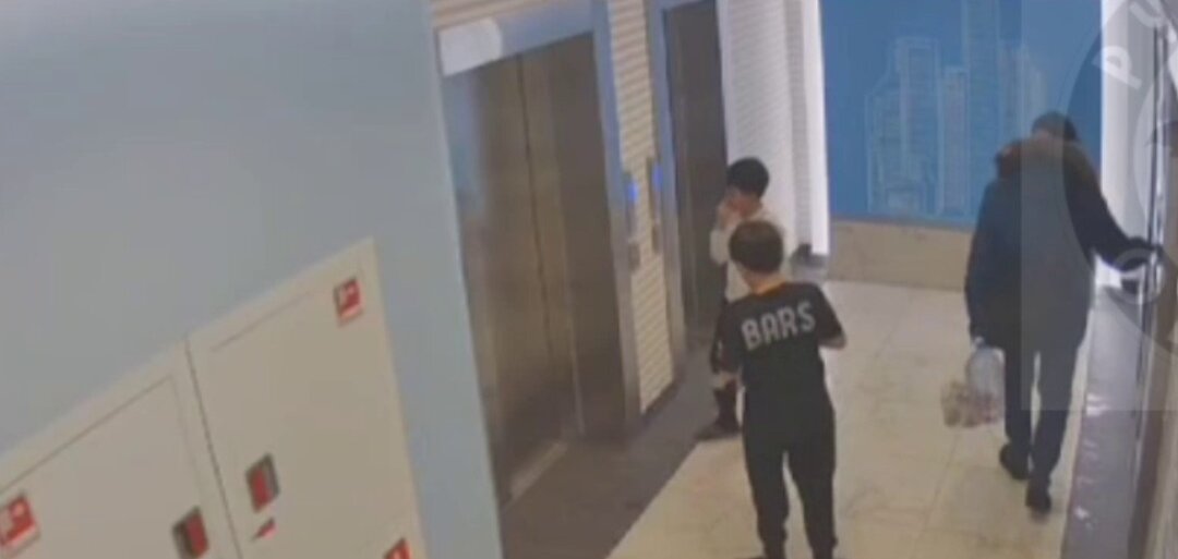 Фотографирование на месте преступления. Следователь и эксперт криминалист. Преступление эксперта. Крименалисты на местах пниступления. Специалист криминалист.