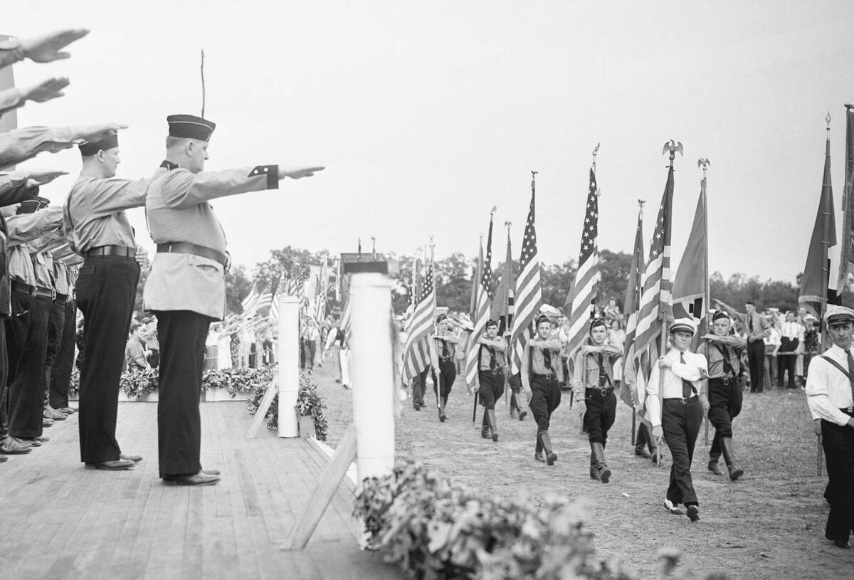 1939 год англия. Лагерь Зигфрид США. Нацистский лагерь в Нью-Йорке. Парад фашистов в США 1939. Марш нацистов в США 1939.