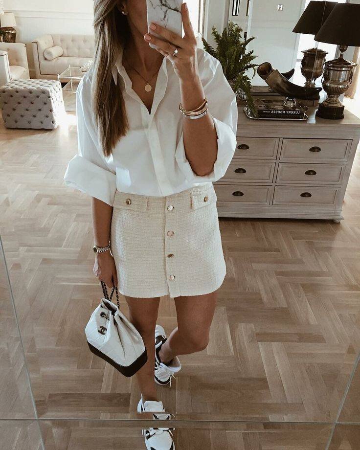 избавляйся от ненужных вещей. нечего надеть прикол. гардероб девушки. жалко носить вещи. кадр из фильма шопоголик.