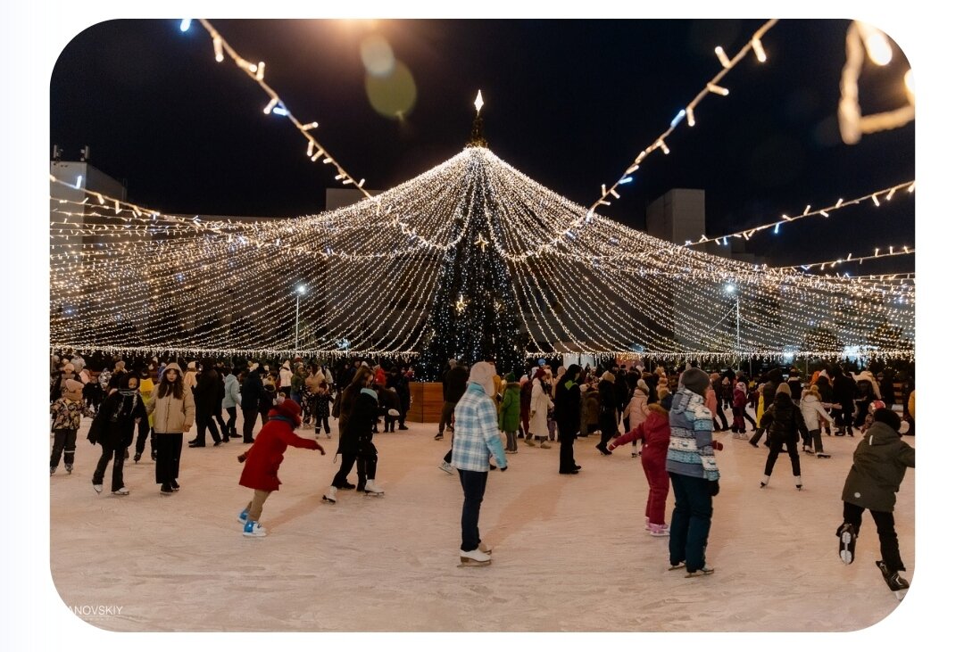 Это каток в Ульяновске. Не наш около дома, а другой в центре. Там мы тоже катались, но не смогла найти наши фотографии на нём