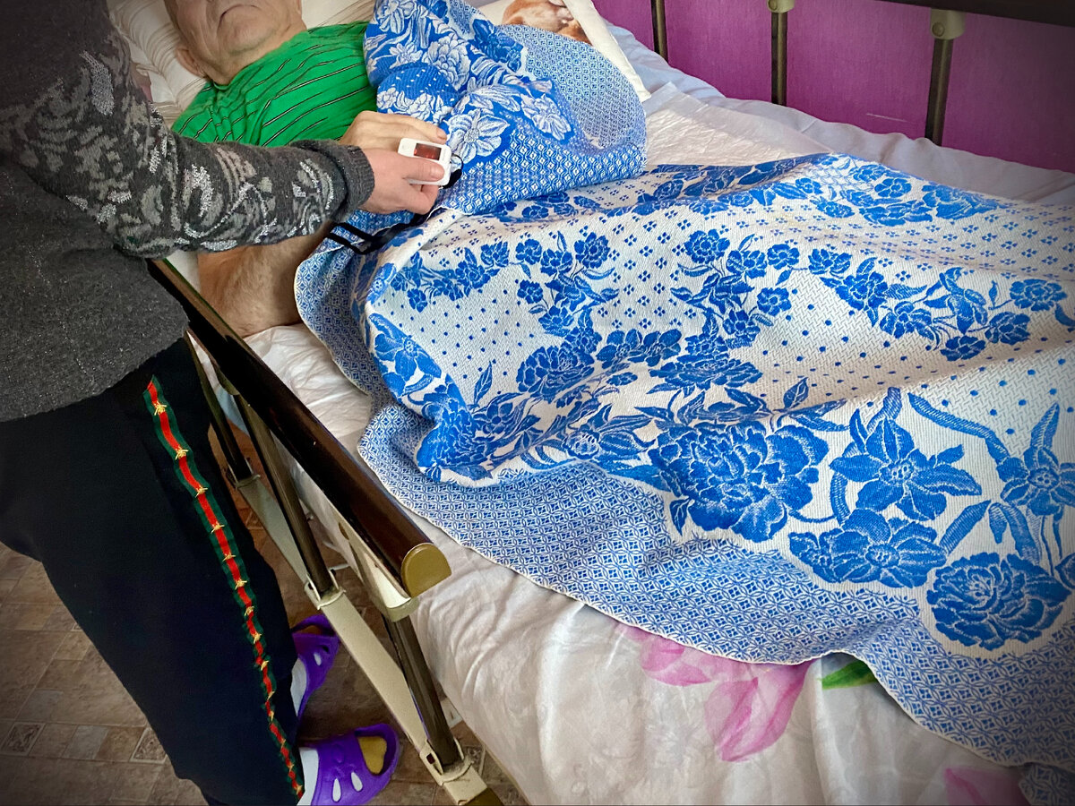 Один из родственников постоянно находится рядом с лежачим больным