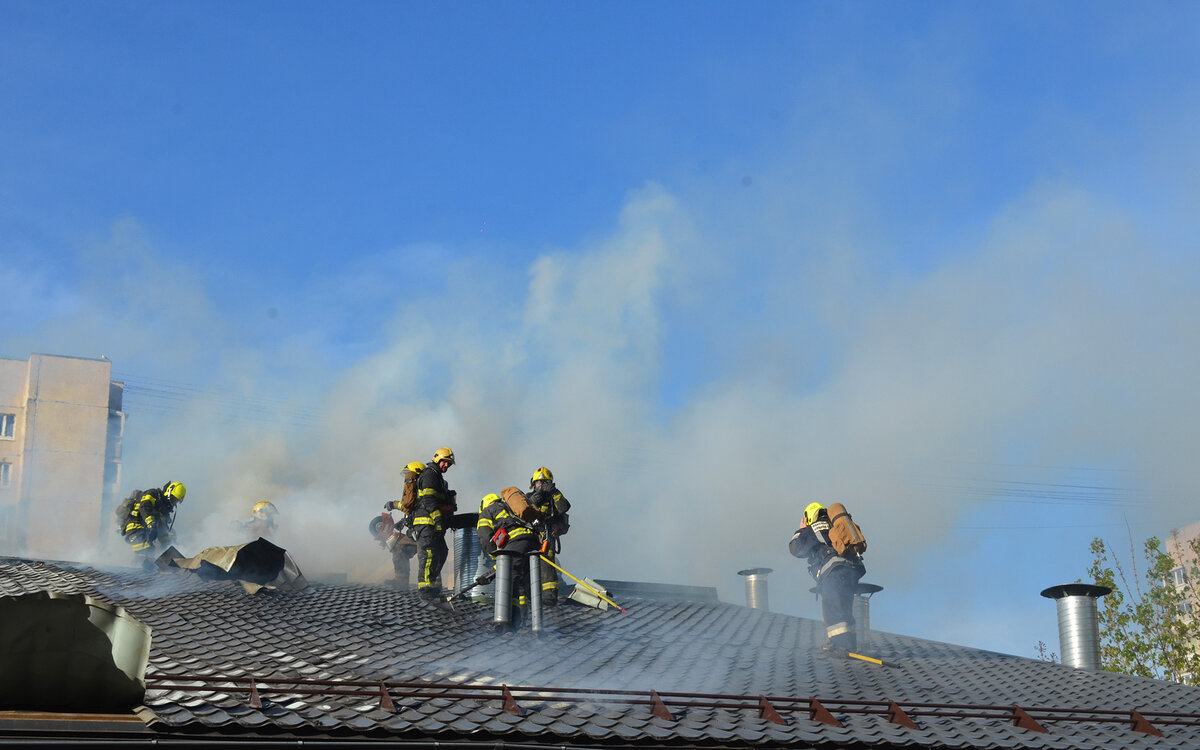 В настоящее время спасатели борются с огнем.  Фото: ФедералПресс / Татьяна Буторина