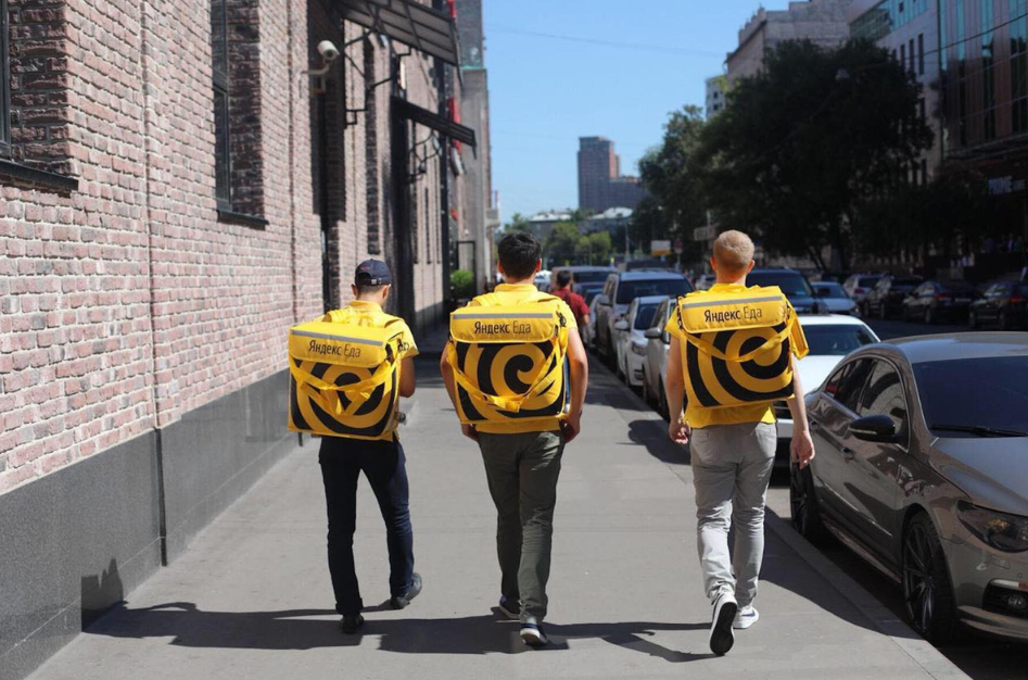 Доставщик еды. Курьер ресторан доставки. Сервисы доставки еды. Курьер ресторан доставки. Курьер ресторан доставки.