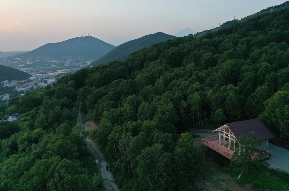   Шале на Петровской сопке в Петропавловске-Камчатском встречает гостей