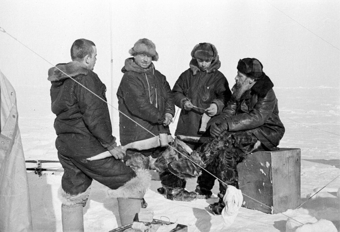 Дрейфово сегодня. Даже не знаешь что в радиограмме указывать.