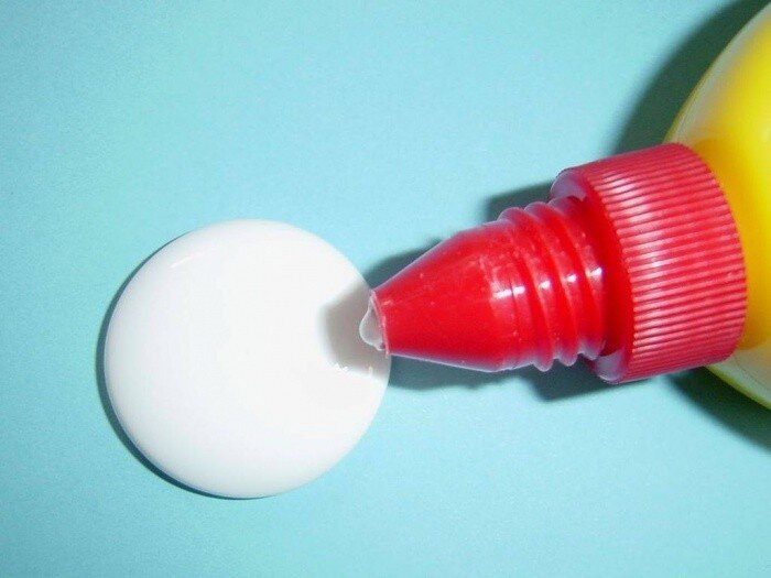 Легкие украшения на новый год. Слайм из клея пва и соды. Как сделать из клея что нибудь. Фигурки из клея пва. Лизун с тетраборатом натрия без клея пва.