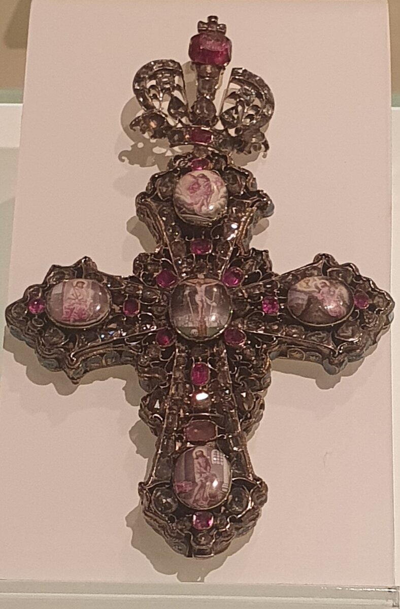 Крест поверх одежды. Корейская одежда с цепями. Водолазка с цепочкой. Четки священника католика. Крестики на груди одежда.