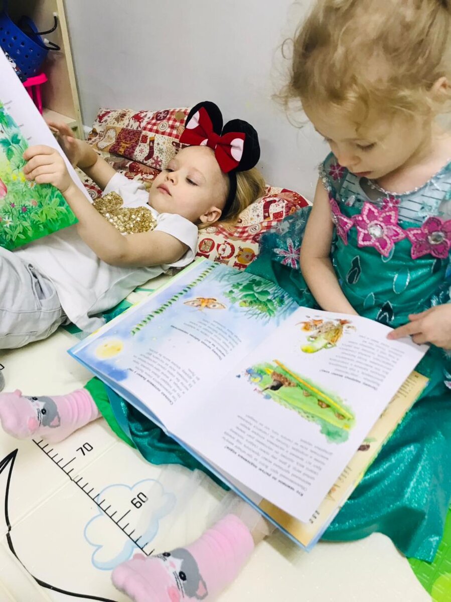 Красивые дети природа. Объятия детей. Маленькие радости жизни. Маленькие мальчик и девочка. Детство дональд золан.