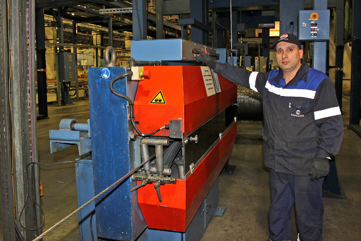 Опрессовщик кабелей и проводов пластикатами и резиной И. Н. Поспелов