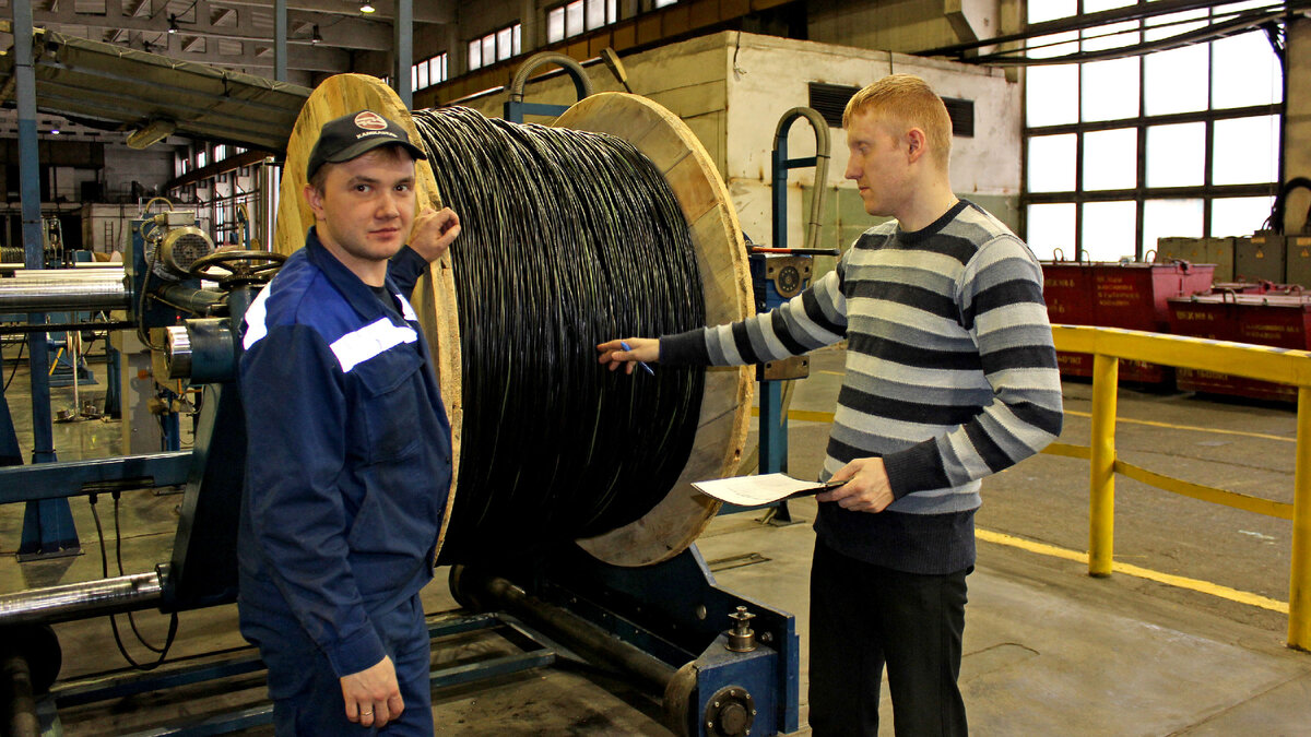 Сменный мастер Е. С. Акчурин, старший мастер Д. Ю. Мельников