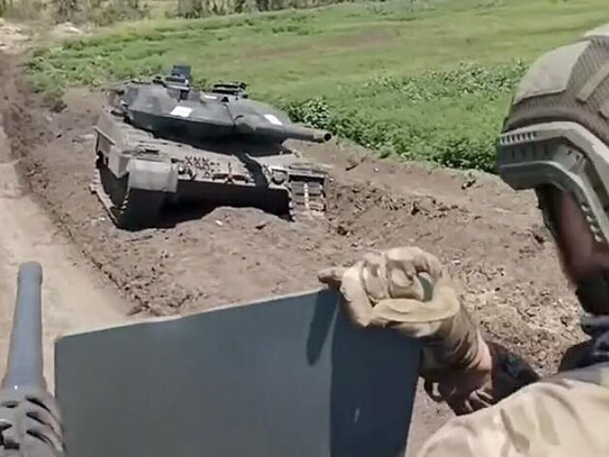    Один из подбитых танков "Леопард", попавших на видео, снятое украинскими солдатами© Соцсети