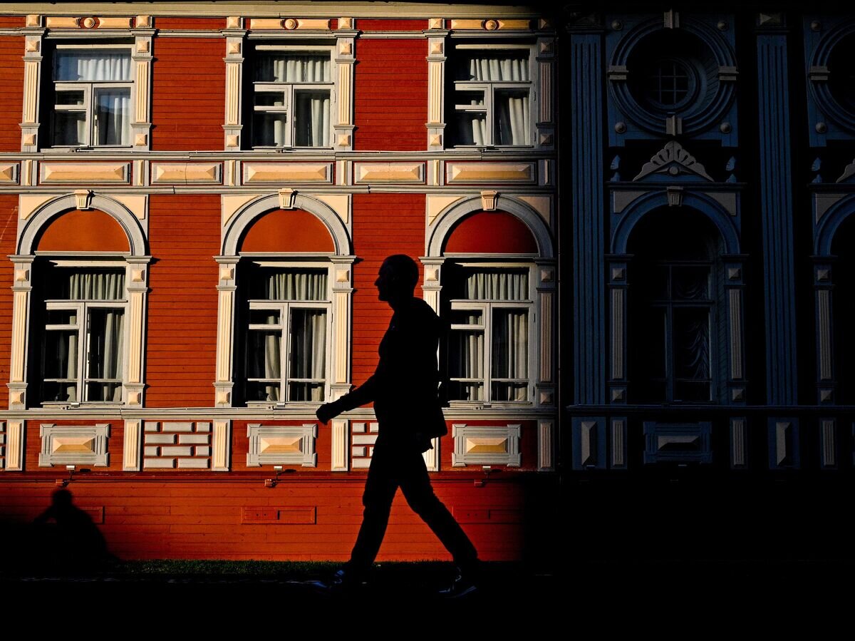 Прохожий идет по проспекту Чумбарова-Лучинского мимо Дома Коммерческого собрания, в народе получившего название "Марфин дом" по имени одной из владелиц Марфы Ивановны Меньшиковой. Сейчас здесь располагается городской музейный комплекс музея-заповедника "Малые Корелы"© РИА Новости / Алексей Филиппов