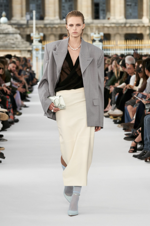 Модель с показа Givenchy весна-лето 2024.