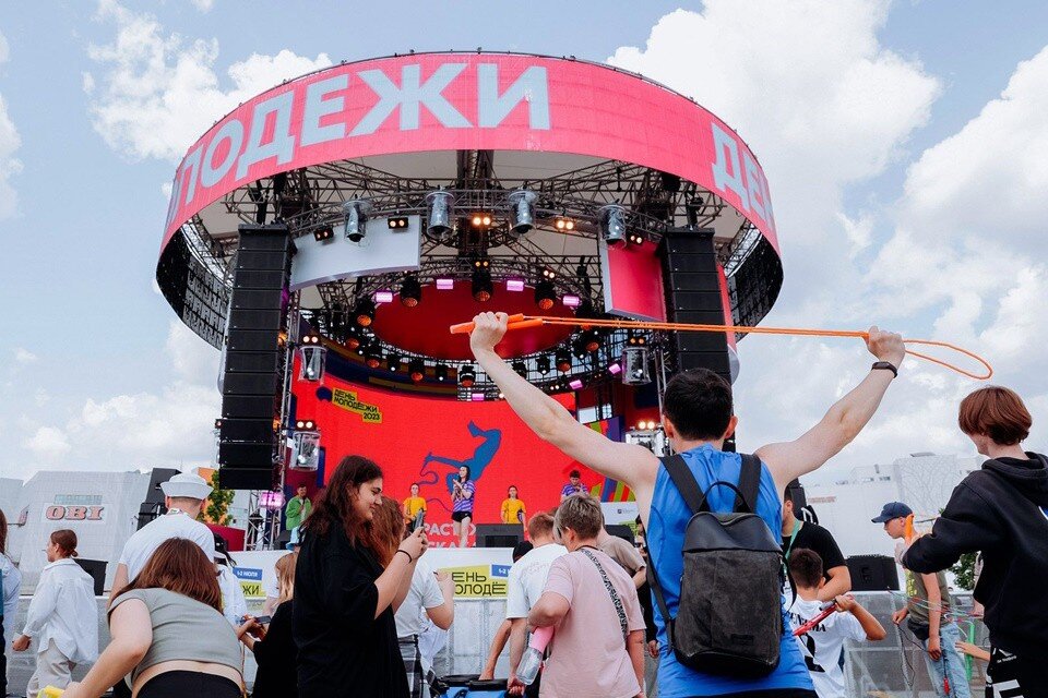 Праздник в городе. Праздник в городе. День города кострома 2017. Шествие на день города. День города курчатов 2022.