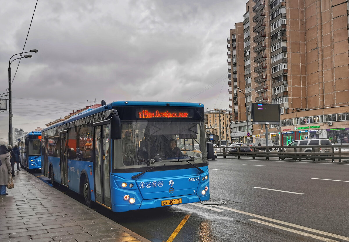 Автобус 081772 ЛиАЗ-5292 на маршруте № 19к. Если я правильно понимаю, автобус этот ехал не до "Сокола", а только до метро "Октябрьское поле" и вот поехал в обратном направлении. Но могу и ошибаться. Улица Народного Ополчения, остановка "Метро "Октябрьское поле"".