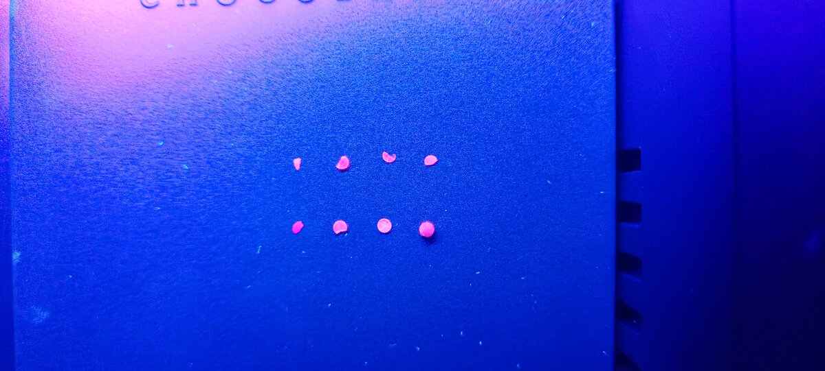 Люминесценция керамики под ультрафиолетовом излучении. Фото: из личного архива Арсения Кирякова.