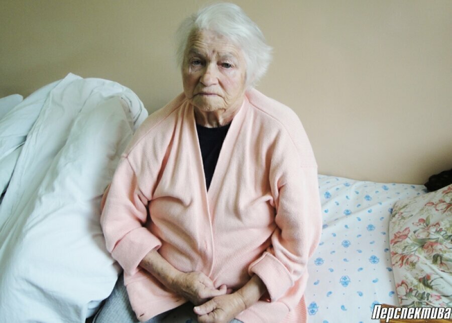 навестил бабушку в больницей. старая женщина в больнице. больная бабушка в больнице. бабка в больнице. бабка в больнице.