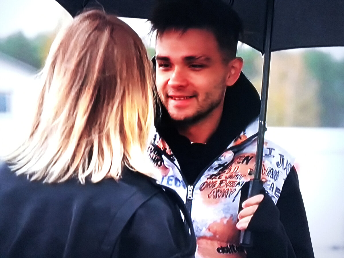 красивая пара в ресторане. парень даритдеаушке цветы. мужчина романтик. парень и девушка в ресторане. романтическое свидание.