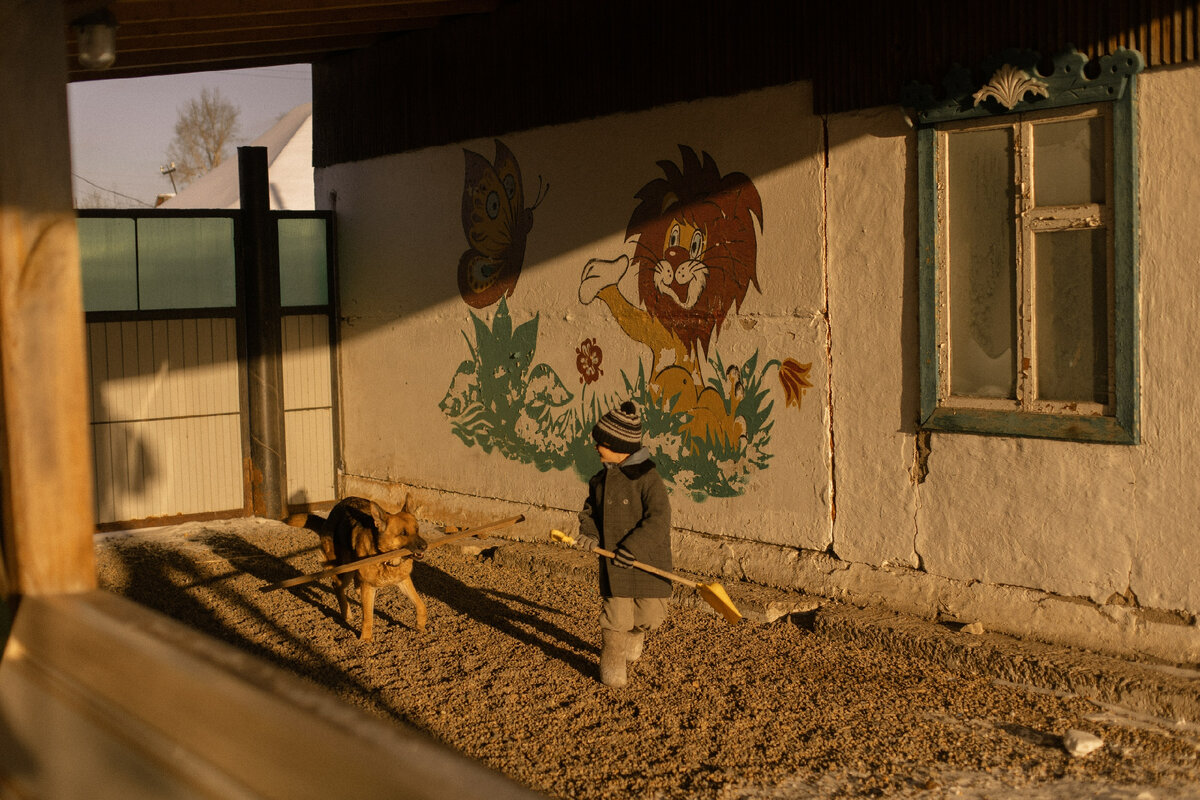 Парень оборачивается на девушку. Мужчина оглянулся на женщину. Женщина уходящая в осень. Моника беллуччи мелина. Малена фильм 2000.