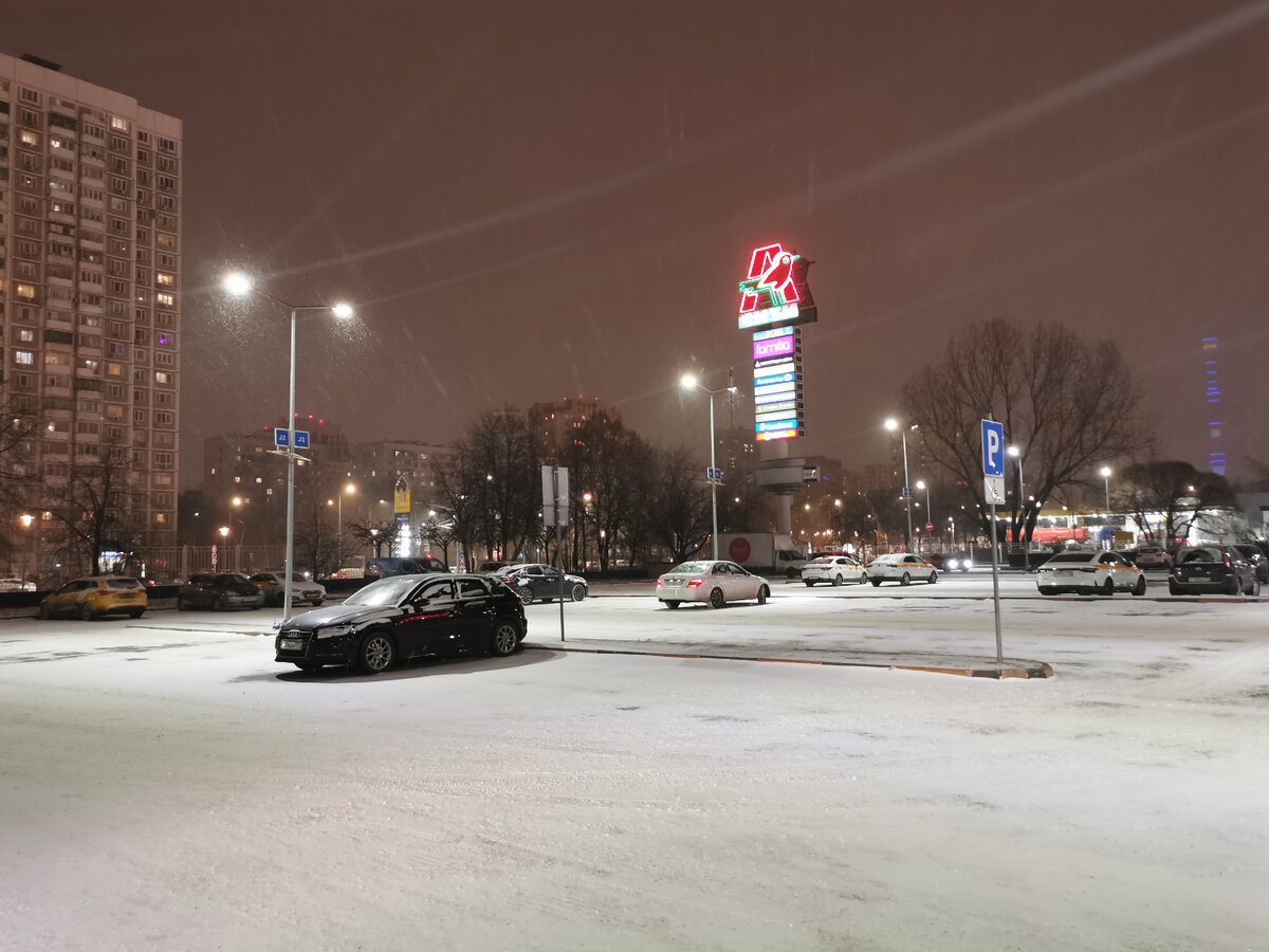 Парковка у торгового центра "Капитолий". Шереметьевская улица, Марьина Роща.