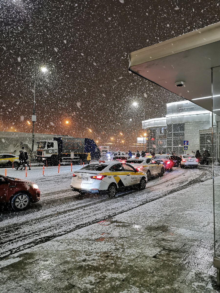 Пробка у Восточного вокзала. Автомобилям здесь, конечно, тесновато.