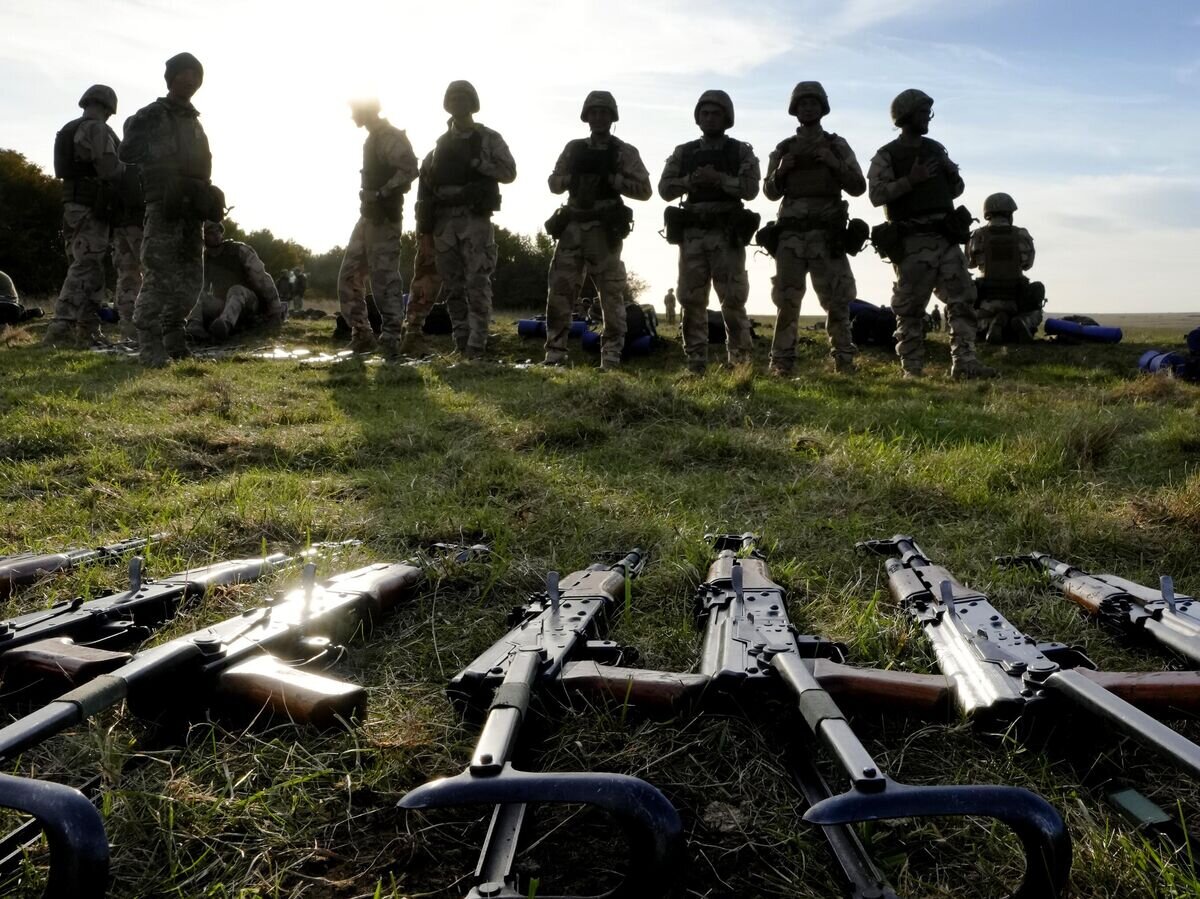    Украинские военнослужащие во время тренировки на военной базе© AP Photo / Kirsty Wigglesworth