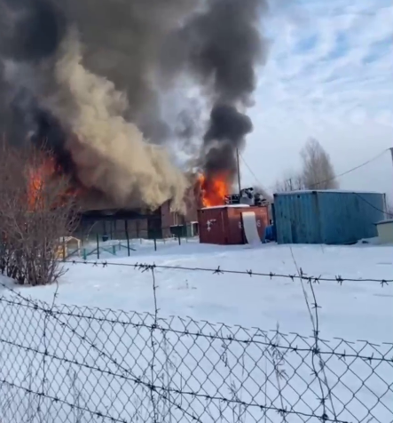 Старуха изергиль сердце данко. Мужчина с факелом. Горящие мосты. Данко- герой максима горького? ("легенда о данко"). Человек с фонариком в темноте.