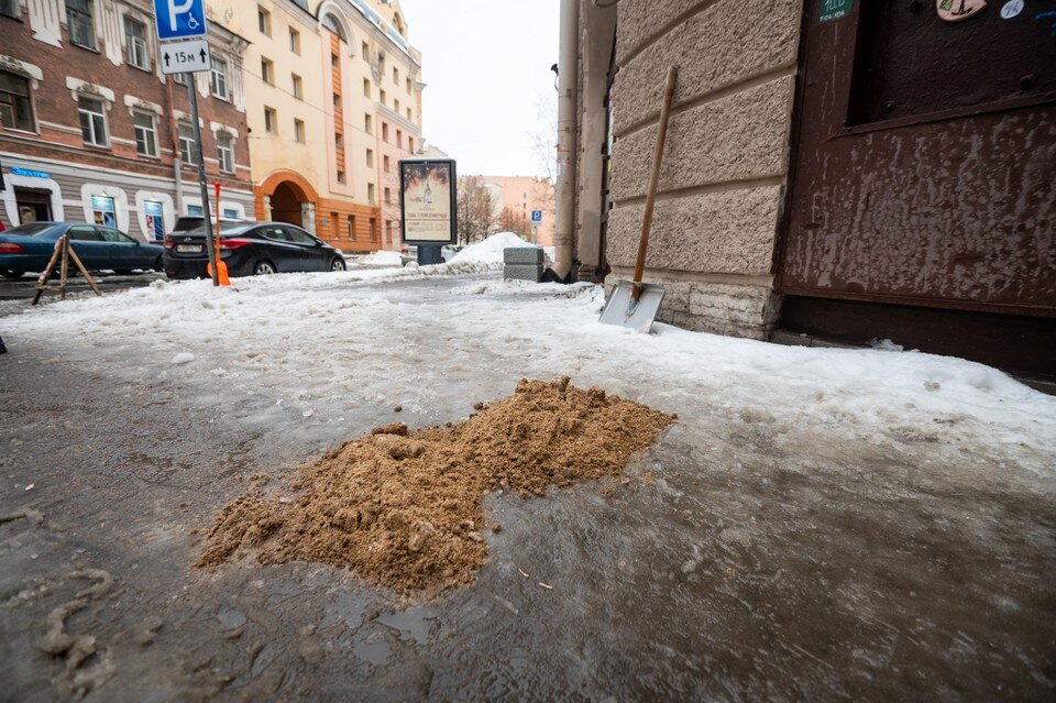покрашенный лед. цветной лед эксперимент. шипучие плавленные соли. что будет если лед посыпать солью.