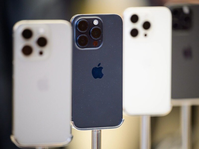 Фокусирование камеры. Камера айфона чёрная. Айфон с 5 камерами. Закрывается камера на айфоне. Закрывается камера на айфоне.