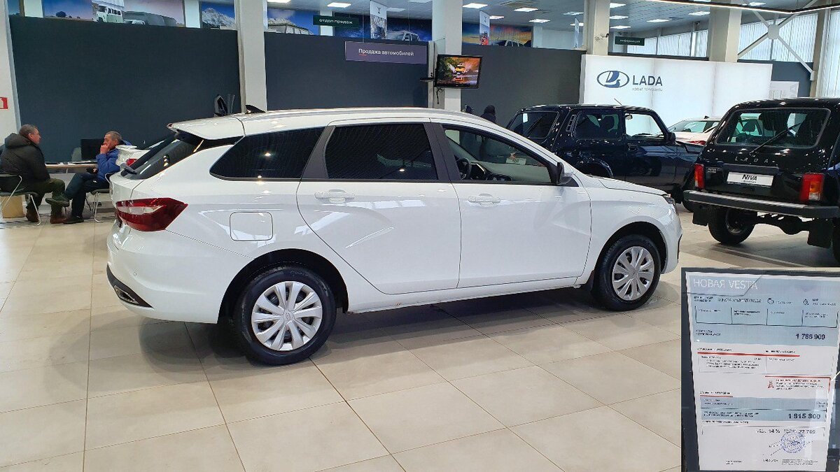 Машины в автосалоне. Автомобильный салон. Есть ли автомобили в автосалонах. Автосалон. Автосалон японских машин.