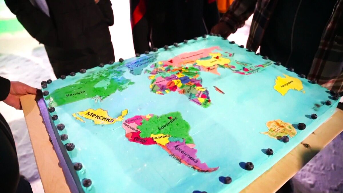    Югорчане испекли торт в честь Владимира Путина