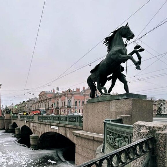 Вид на мост и скульптурную композицию (фото автора) 