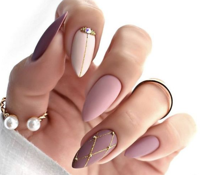 нюдовый маникюр 2022 миндаль зима. маникюр зима 2022 на миндалевидные ногти. новогодний маникюр минд. новогодний маникюр 2021. новогодние ногти миндаль.