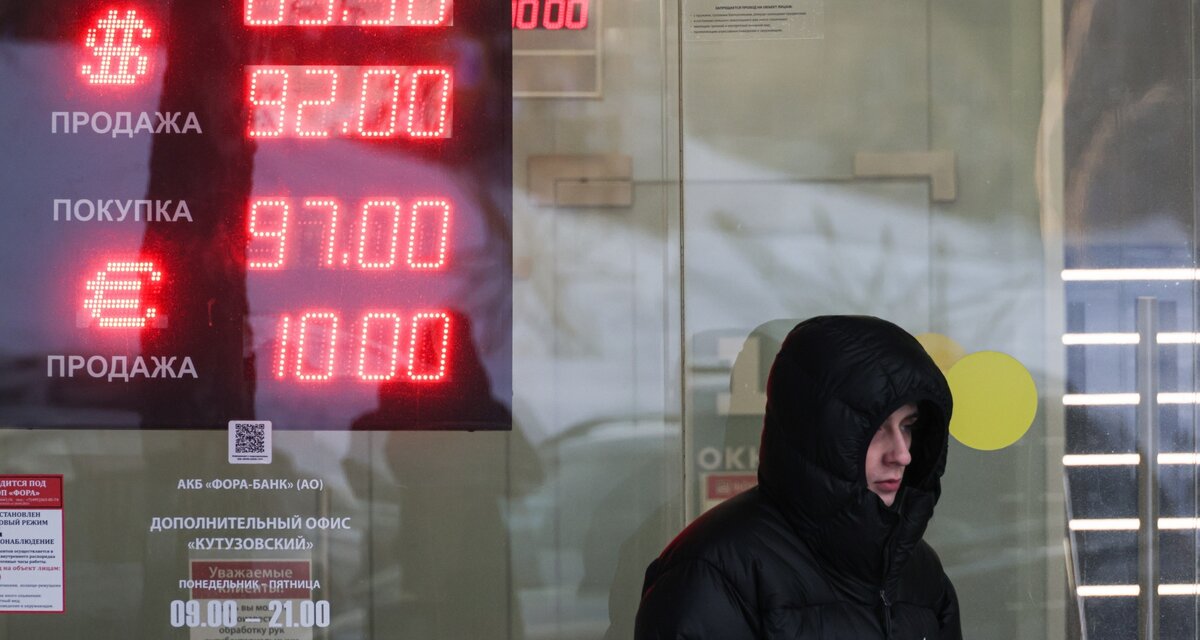 сколько рублей в 1$. доллары в рубли. один доллар в рублях. курс евро к рублю. сколько 128 долларов в рублях.