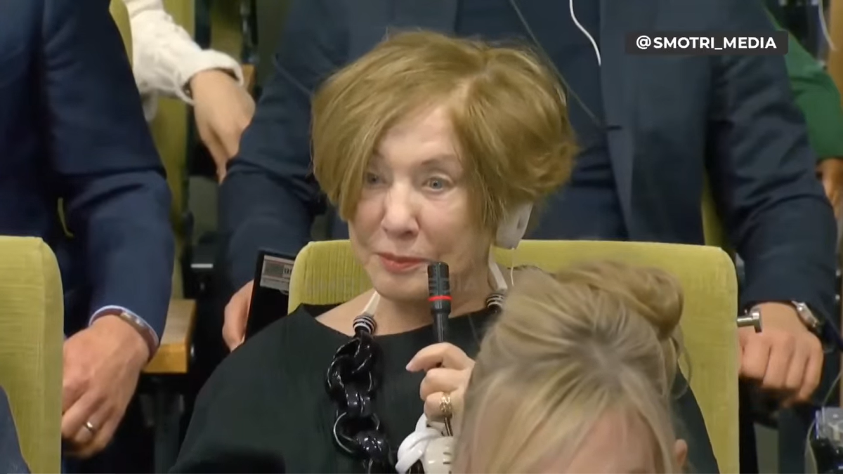 пресс конференция. вопросы иностранных журналистов на пресс конференции. вопросы иностранных журналистов на пресс конференции. конференция в каннах. вопросы иностранных журналистов на пресс конференции.