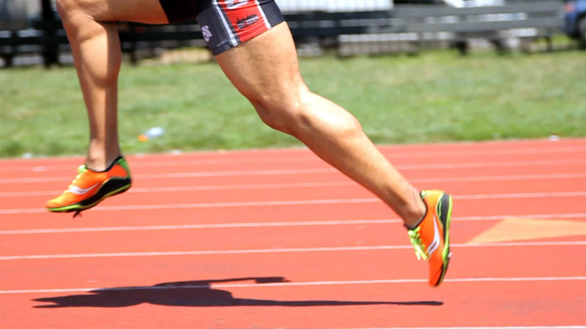 Виды быстроты в спорте. Спринтерский бег спринт. Спринтерский бег в легкой атлетике. Ноги легкоатлетов. Беговые ноги.