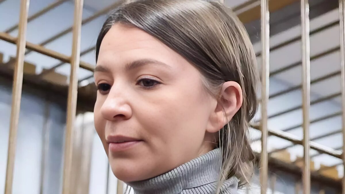     Пока блогерша Елена Блиновская отправилась в СИЗО за нарушение правил домашнего ареста, предприимчивые аферисты решили нажиться на инфлюенсере, которая сама нажилась на подписчиках. Кроме того, выставленный на продажу особняк «королевы марафонов» стал просто приманкой для богатых клиентов.