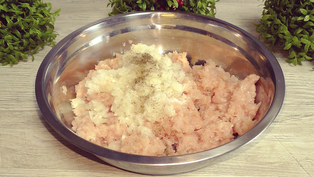 Котлеты с луком. Фарш для котлет. Луковый фарш. Фарш с луком. Фарш с мясом и луком.