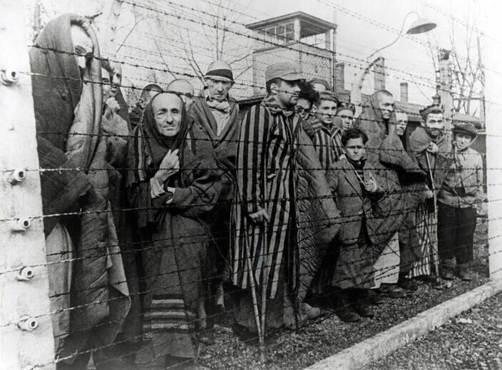  27 января во всем мире отмечают Международный день памяти жертв Холокоста. Эта дата напоминает нам о леденящих кровь преступлениях фашистской Германии – массовых убийствах евреев.-4