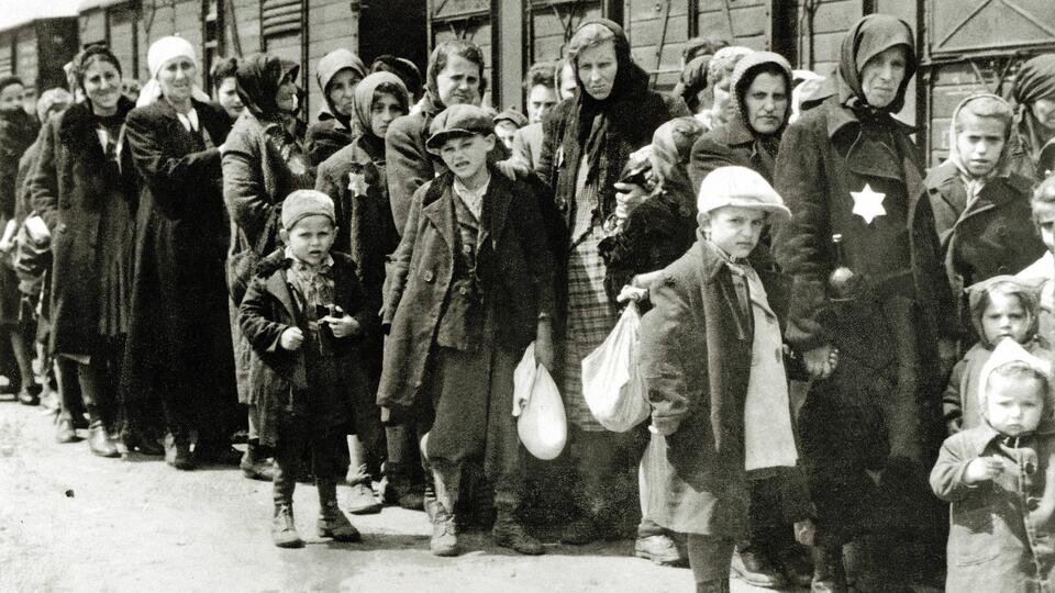  27 января во всем мире отмечают Международный день памяти жертв Холокоста. Эта дата напоминает нам о леденящих кровь преступлениях фашистской Германии – массовых убийствах евреев.-9