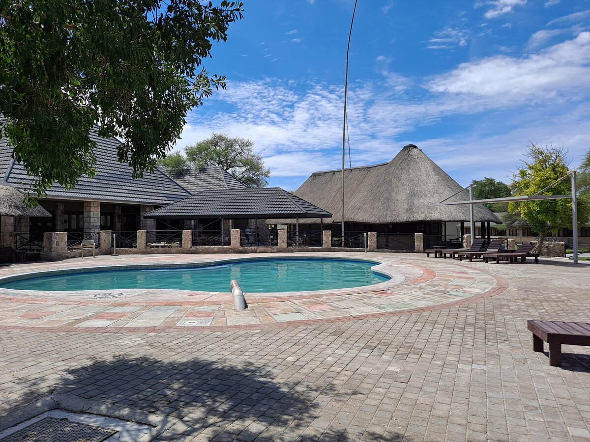 ÐÐ´Ð½Ð¾Ð¹ Ð¸Ð· Ð³Ð»Ð°Ð²Ð½ÑÑ Ð´Ð¾ÑÑÐ¾Ð¿ÑÐ¸Ð¼ÐµÑÐ°ÑÐµÐ»ÑÐ½Ð¾ÑÑÐµÐ¹ ÐÐ°Ð¼Ð¸Ð±Ð¸Ð¸ Ð¼Ð¾Ð¶Ð½Ð¾ Ð½Ð°Ð·Ð²Ð°ÑÑ Ð¿Ð°ÑÐº Ð­ÑÐ¾ÑÐ°. ÐÐ°ÑÐº Ð·Ð°Ð½Ð¸Ð¼Ð°ÐµÑ Ð¾Ð³ÑÐ¾Ð¼Ð½ÐµÐ¹ÑÑÑ ÑÐµÑÑÐ¸ÑÐ¾ÑÐ¸Ñ, ÑÐ°ÑÐºÐ¸Ð½ÑÐ²ÑÑÑÑÑ Ð½Ð° Ð¿Ð°ÑÑ ÑÐ¾ÑÐµÐ½ ÐºÐ¼ Ð² Ð´Ð»Ð¸Ð½Ñ Ð¸ 40-50 - Ð² ÑÐ¸ÑÐ¸Ð½Ñ.-16