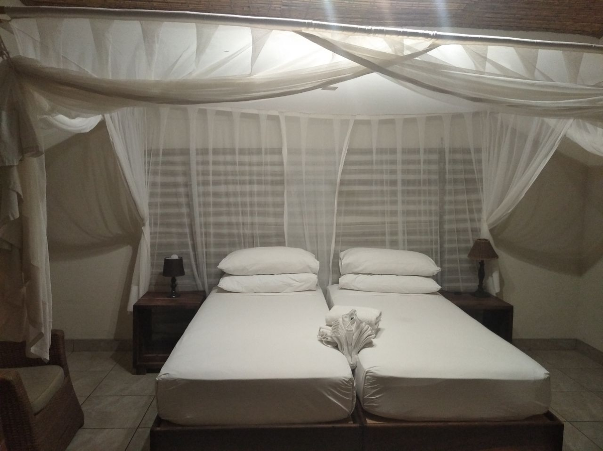 ÐÐ´Ð½Ð¾Ð¹ Ð¸Ð· Ð³Ð»Ð°Ð²Ð½ÑÑ Ð´Ð¾ÑÑÐ¾Ð¿ÑÐ¸Ð¼ÐµÑÐ°ÑÐµÐ»ÑÐ½Ð¾ÑÑÐµÐ¹ ÐÐ°Ð¼Ð¸Ð±Ð¸Ð¸ Ð¼Ð¾Ð¶Ð½Ð¾ Ð½Ð°Ð·Ð²Ð°ÑÑ Ð¿Ð°ÑÐº Ð­ÑÐ¾ÑÐ°. ÐÐ°ÑÐº Ð·Ð°Ð½Ð¸Ð¼Ð°ÐµÑ Ð¾Ð³ÑÐ¾Ð¼Ð½ÐµÐ¹ÑÑÑ ÑÐµÑÑÐ¸ÑÐ¾ÑÐ¸Ñ, ÑÐ°ÑÐºÐ¸Ð½ÑÐ²ÑÑÑÑÑ Ð½Ð° Ð¿Ð°ÑÑ ÑÐ¾ÑÐµÐ½ ÐºÐ¼ Ð² Ð´Ð»Ð¸Ð½Ñ Ð¸ 40-50 - Ð² ÑÐ¸ÑÐ¸Ð½Ñ.-15