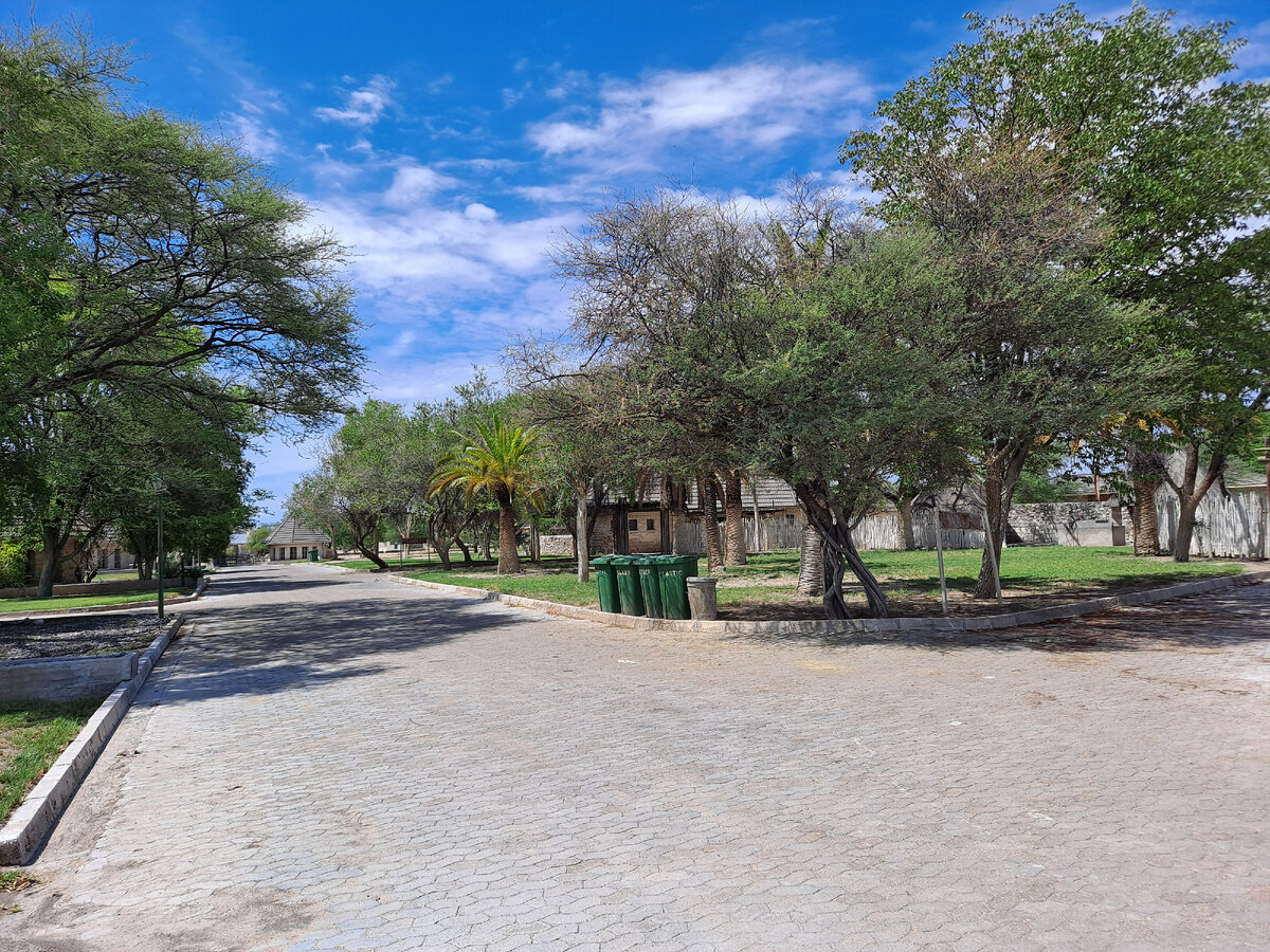 ÐÐ´Ð½Ð¾Ð¹ Ð¸Ð· Ð³Ð»Ð°Ð²Ð½ÑÑ Ð´Ð¾ÑÑÐ¾Ð¿ÑÐ¸Ð¼ÐµÑÐ°ÑÐµÐ»ÑÐ½Ð¾ÑÑÐµÐ¹ ÐÐ°Ð¼Ð¸Ð±Ð¸Ð¸ Ð¼Ð¾Ð¶Ð½Ð¾ Ð½Ð°Ð·Ð²Ð°ÑÑ Ð¿Ð°ÑÐº Ð­ÑÐ¾ÑÐ°. ÐÐ°ÑÐº Ð·Ð°Ð½Ð¸Ð¼Ð°ÐµÑ Ð¾Ð³ÑÐ¾Ð¼Ð½ÐµÐ¹ÑÑÑ ÑÐµÑÑÐ¸ÑÐ¾ÑÐ¸Ñ, ÑÐ°ÑÐºÐ¸Ð½ÑÐ²ÑÑÑÑÑ Ð½Ð° Ð¿Ð°ÑÑ ÑÐ¾ÑÐµÐ½ ÐºÐ¼ Ð² Ð´Ð»Ð¸Ð½Ñ Ð¸ 40-50 - Ð² ÑÐ¸ÑÐ¸Ð½Ñ.-18-2