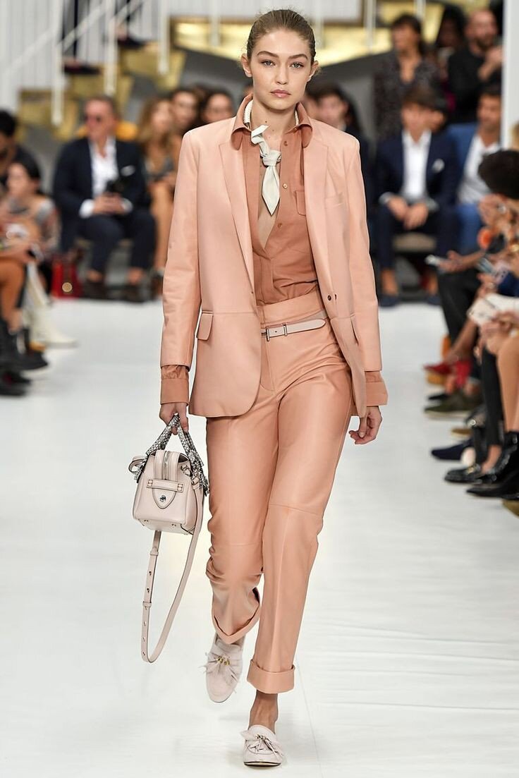 Классный образ, но не совсем правильно, что так сильно рукав блузы виден из под рукава жакета. И такой коплект тоже требует внимания, в плане носки и ухода. 